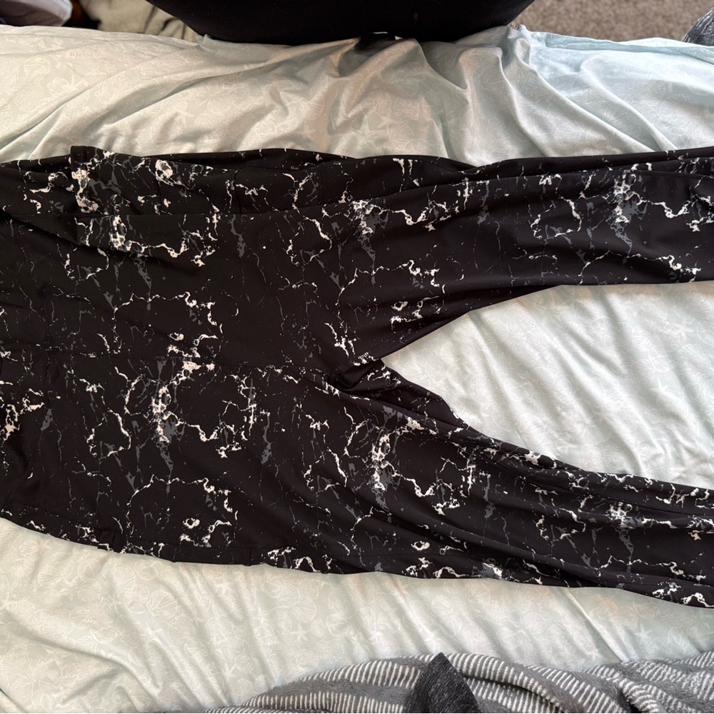 POP Fit Black and White Marble Leggings
